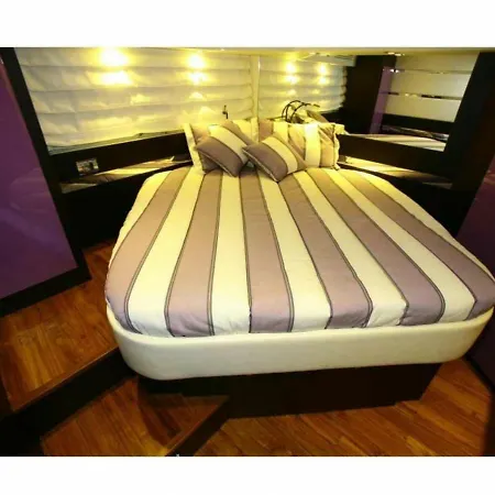 Yacht بوتيل