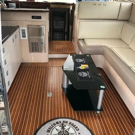Yacht بوتيل