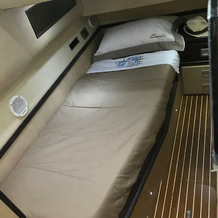 Yacht بوتيل