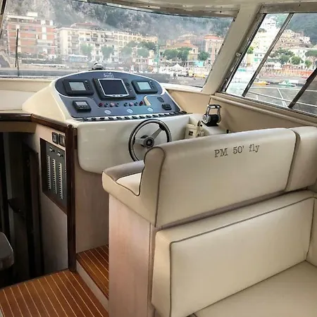 Yacht بوتيل